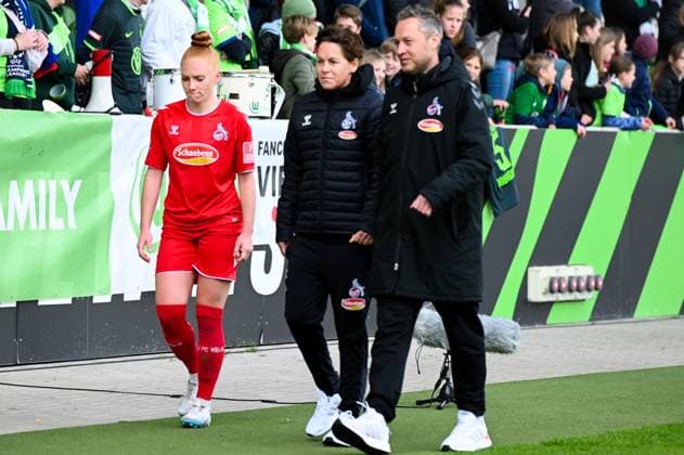Soccer I Women I Season 2022 2023 I 19 Matchday I VfL Wolfsburg 1 FC Cologne I 07 05 2023 Laura Vogt 3, 1 FC Cologne and Nicole Bender Rummler coach, 1 FC Cologne after the defeat against Wolfsburg on the way to TV interview with Magenta Sport Wolfsburg AOK Stadium Lower Saxony Germany Copyright: xLobeca InesxHähnelx