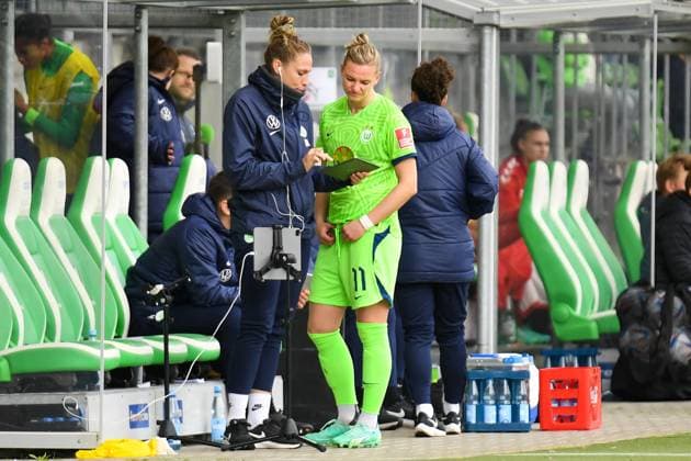 Soccer I Women I Season 2022 2023 I 19 Matchday I VfL Wolfsburg 1 FC Köln I 07 05 2023 Shortly before the substitution Alexandra Popp 11, VfL Wolfsburg receives from Kim Kulig Co coach, VfL Wolfsburg still a few instructions for the game Wolfsburg AOK Stadium Lower Saxony Germany Copyright: xLobeca InesxHähnelx