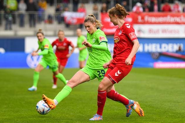 Soccer I Women I Season 2022 2023 I 19 Matchday I VfL Wolfsburg 1 FC Cologne I 07 05 2023 Duel for the ball between Myrthe Moorrees 6, 1 FC Cologne and Jule Brand 29, VfL Wolfsburg Wolfsburg AOK Stadium Lower Saxony Germany Copyright: xLobeca InesxHähnelx