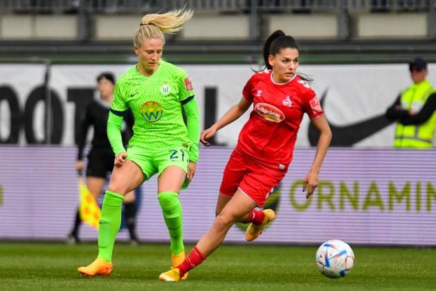 Soccer I Women I Season 2022 2023 I 19 Matchday I VfL Wolfsburg 1 FC Köln I 07 05 2023 duel between Rebecka Blomqvist 21, VfL Wolfsburg and Manjou Wilde 7, 1 FC Köln Wolfsburg AOK Stadion Lower Saxony Germany Copyright: xLobeca InesxHähnelx