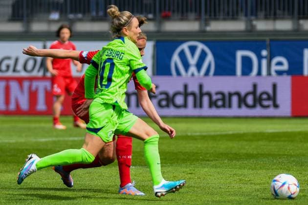 Soccer I Women I Season 2022 2023 I 19 Matchday I VfL Wolfsburg 1 FC Köln I 07 05 2023 Myrthe Moorrees 6, 1 FC Köln loses the duel against Svenja Huth 10, VfL Wolfsburg Huth thereby comes free to finish Manon Klett 1, 1 FC Köln parries the shot of Huth Wolfsburg AOK Stadion Lower Saxony Germany Copyright: xLobeca InesxHähnelx