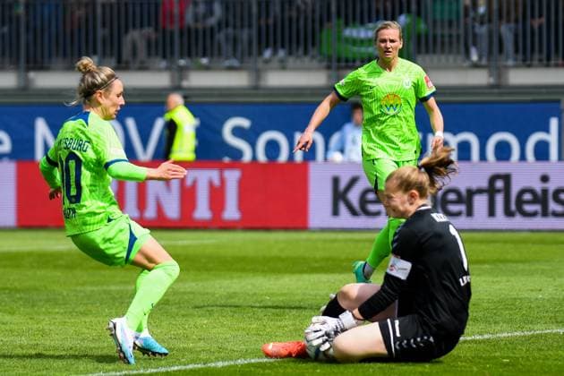 Soccer I Women I Season 2022 2023 I 19 Matchday I VfL Wolfsburg 1 FC Köln I 07 05 2023 Myrthe Moorrees 6, 1 FC Köln loses the duel against Svenja Huth 10, VfL Wolfsburg Huth thereby comes free to finish Manon Klett 1, 1 FC Köln parries the shot of Huth Wolfsburg AOK Stadion Lower Saxony Germany Copyright: xLobeca InesxHähnelx