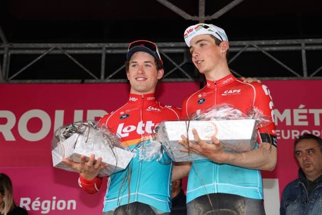 Tijl De Decker et Robin Orins (Lotto Dstny Development Team) sur le podium de la course Paris-Roubaix Espoirs U23, le 7 mai 2023 CYCLISME : Paris-Roubaix Espoirs - 07 05 2023 LaurentSanson Panoramic 