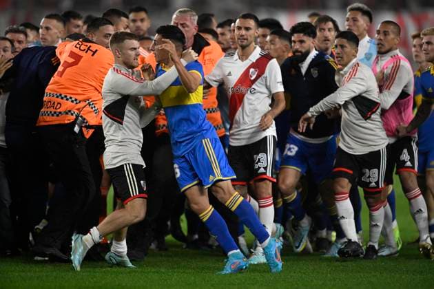 Sport Themen der Woche KW18 Sport Bilder des Tages Argentina, Buenos Aires - 07 May 2023: 7 players received red cards after fight between both team of River Plate and Boca Juniors during the Torneo Binance 2023 of Argentina Liga Profesional match between River Plate and Boca Juniors at Estadio Monumental, Buenos Aires, Argentina. Photo by SFSI Diego Halisz River Plate - Boca Juniors - Torneo Binance 2023 Copyright: xSFSIx