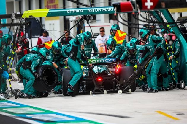 18 STROLL Lance (can), Aston Martin F1 Team AMR23, action pitstop during the Formula 1 Crypto.com Miami Grand Prix 2023, 5th round of the 2023 Formula One World Championship, WM, Weltmeisterschaft from May 05 to 07, 2023 on the Miami International Autodrome, in Miami Gardens, Florida, United States of America - F1 - MIAMI GRAND PRIX 2023 - RACE DPPI Panoramic  20230507_G0OD8031