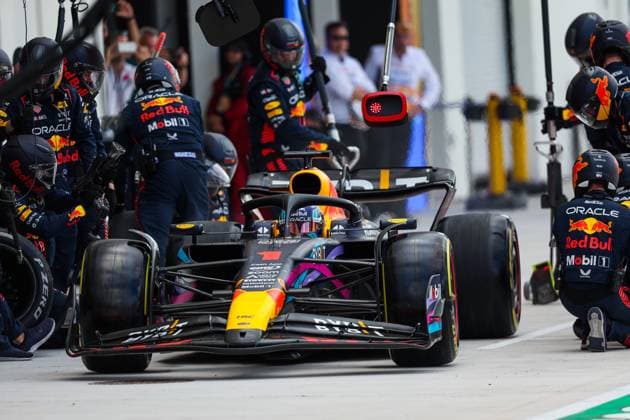 01 VERSTAPPEN Max (nld), Red Bull Racing RB19, action pitstop during the Formula 1 Crypto.com Miami Grand Prix 2023, 5th round of the 2023 Formula One World Championship, WM, Weltmeisterschaft from May 05 to 07, 2023 on the Miami International Autodrome, in Miami Gardens, Florida, United States of America - F1 - MIAMI GRAND PRIX 2023 - RACE DPPI Panoramic  20230507_G0OD8065