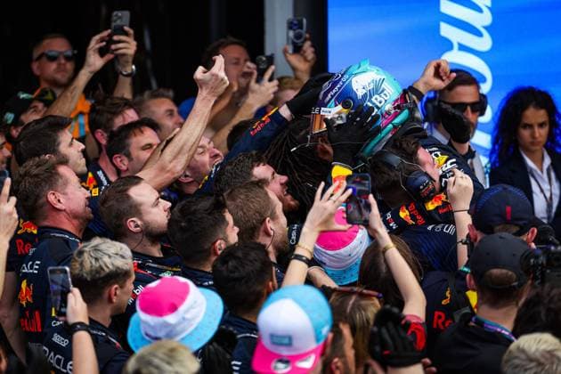 VERSTAPPEN Max (ned), Red Bull Racing RB19, portrait celebrating victory with the team during the Formula 1 Crypto.com Miami Grand Prix 2023, 5th round of the 2023 Formula One World Championship, WM, Weltmeisterschaft from May 05 to 07, 2023 on the Miami International Autodrome, in Miami Gardens, Florida, United States of America - F1 - MIAMI GRAND PRIX 2023 - RACE DPPI Panoramic  20230507_GOOD8905