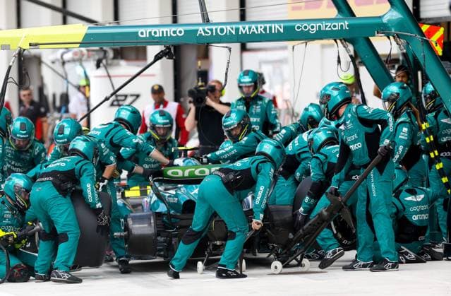 14 ALONSO Fernando (spa), Aston Martin F1 Team AMR23, action pitstop during the Formula 1 Crypto.com Miami Grand Prix 2023, 5th round of the 2023 Formula One World Championship, WM, Weltmeisterschaft from May 05 to 07, 2023 on the Miami International Autodrome, in Miami Gardens, Florida, United States of America - F1 - MIAMI GRAND PRIX 2023 - RACE DPPI Panoramic  F12023GP05USA_JK022479