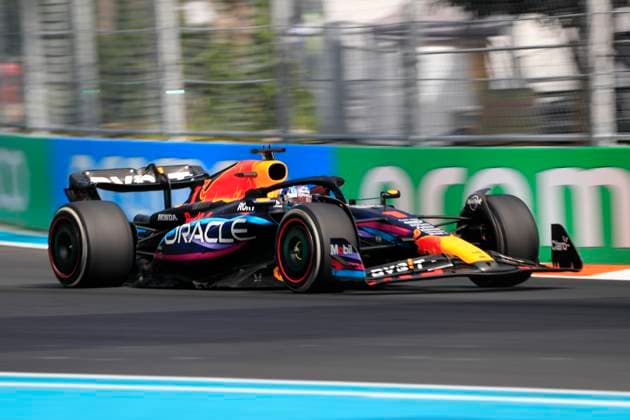 MIAMI GARDENS, FL - MAY 07: Oracle Red Bull Racing Honda driver Max Verstappen 1 enters turn 6 during the running of the Formula 1 Crypto.com Miami Grand Prix at Miami International Autodrome in Miami Gardens, FL. (Photo by Jeff Robinson Icon Sportswire) AUTO: MAY 07 F1 Crypto.com Miami Grand Prix EDITORIAL USE ONLY Icon23050741351
