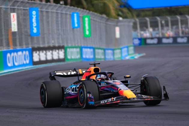 Sport Bilder des Tages MIAMI GARDENS, FL - MAY 07: Oracle Red Bull Racing Honda driver Max Verstappen 1 enters turn 6 during the running of the Formula 1 Crypto.com Miami Grand Prix at Miami International Autodrome in Miami Gardens, FL. (Photo by Jeff Robinson Icon Sportswire) AUTO: MAY 07 F1 Crypto.com Miami Grand Prix EDITORIAL USE ONLY Icon23050743361