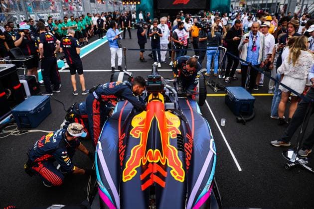 11 PEREZ Sergio (mex), Red Bull Racing RB19, starting grid, grille de depart, during the Formula 1 Crypto.com Miami Grand Prix 2023, 5th round of the 2023 Formula One World Championship, WM, Weltmeisterschaft from May 05 to 07, 2023 on the Miami International Autodrome, in Miami Gardens, Florida, United States of America - F1 - MIAMI GRAND PRIX 2023 - RACE DPPI Panoramic 00122011_AV3_2266