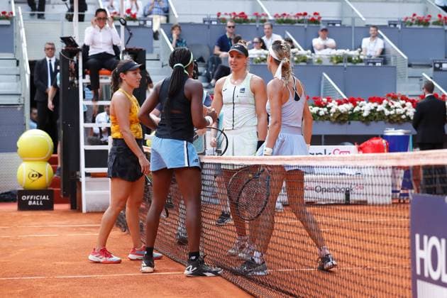 (L-R) Jessica Pegula, Coco Gauff (USA), Beatriz Haddad Maia (BRA), Victoria Azarenka BLR), MAY 7, 2023 - Tennis : Both pairs greet each other after the match of doubles final match on the WTA, Tennis Damen 1000 tournaments Mutua Madrid Open tennis tournament at the Caja Magica in Madrid, Spain. Noxthirdxpartyxsales  (217897310)