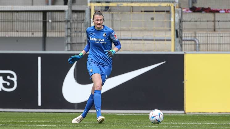 v li Lena Nuding goalkeeper, goalkeeper, SC Freiburg, 1 on the ball, crop, single image, full body, action, action, game scene, THE DFB REGULATIONS PROHIBIT ANY USE OF PHOTOGRAPHS AS IMAGE SEQUENCES AND OR QUASI VIDEO , 07 05 2023, Freiburg Germany , Football, Flyeralarm Frauen Bundesliga, SC Freiburg SV Werder Bremen xobx