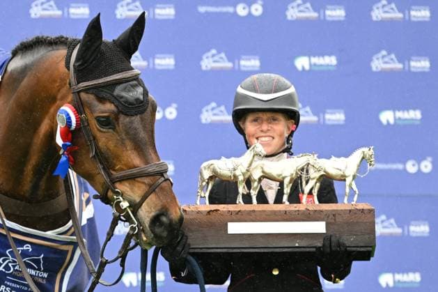 Bilder des Jahres 2023, Sport 05 Mai Sport Themen der Woche KW19 Sport Bilder des Tages 8th May 2023, Badminton Estate, Gloucestershire, England; 2023 Badminton Horse Trials Day 5; Rosalind Canter of Great Britain holds the Badminton Horse Trials winners trophy which she won riding Lordships Graffalo, also pictured  ActionPlus12507530 SimonxWest