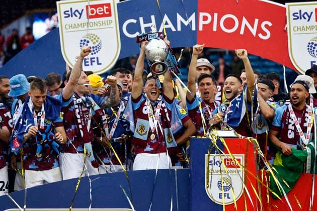 Sport Themen der Woche KW19 Sport Bilder des Tages Football - 2022 2023 EFL Sky Bet Championship - Burnley vs Cardiff City - Turf Moor - Monday 8th May 2023 The Burnley team celebrate with the Sky Bet Championship trophy, at Turf Moor. 