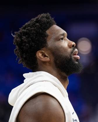 PHILADELPHIA, PA - MAY 7: Joel Embiid 21 of the 76ers warms up during Round 2 Game 4 of the Eastern Conference Semi-Finals 2023 NBA, Basketball Herren, USA Playoffs against the Boston Celtics on May 7, 2023, at the Wells Fargo Center in Philadelphia, PA. (Photo by Stephen Nadler PxImages Icon Sportswire) NBA: MAY 07 NBA Playoffs - Celtics at 76ers EDITORIAL USE ONLY Icon2305077788