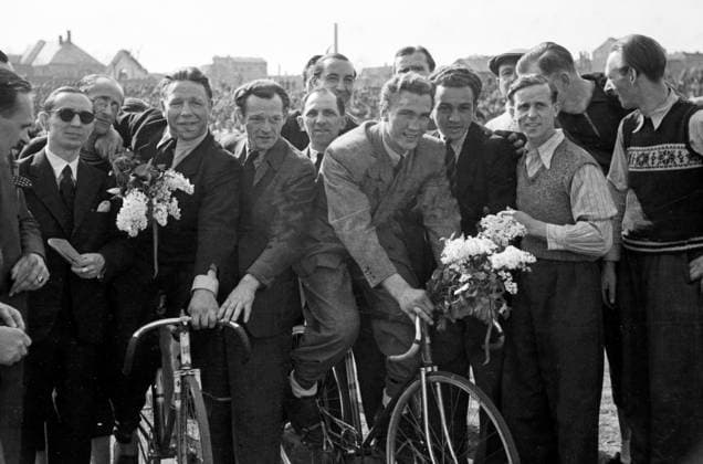 Eröffnung des Radrennens der Berufsfahrer Boxer Adolf Witt bei der Eröffnung des Radrennens der Berufsfahrer im Stadion in Berlin, Deutschland 1947., Berlin Copyright: Kindermann Nur redaktionelle Nutzung. Editorial usage only. KIN_7401001050 UnitedArchivesKIN_7401001050