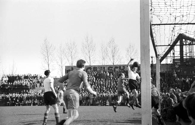 Fußballspiel Chemnitz - Berlin Spielszene aus dem Fußballspiel Chemnitz - Berlin auf dem Platz der Hertha, Berlin, Deutschland 1947., Berlin Copyright: Kindermann Nur redaktionelle Nutzung. Editorial usage only. KIN_7401001120 UnitedArchivesKIN_7401001120