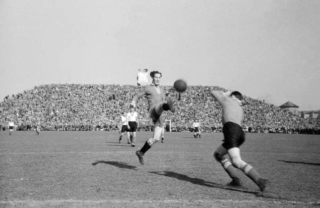 Archivbilder der Woche Sport KW19 Fußballspiel Chemnitz - Berlin Spielszene aus dem Fußballspiel Chemnitz - Berlin auf dem Platz der Hertha, Berlin, Deutschland 1947., Berlin Copyright: Kindermann Nur redaktionelle Nutzung. Editorial usage only. KIN_7401001122 UnitedArchivesKIN_7401001122