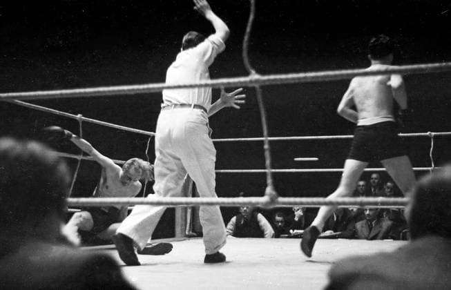 Archivbilder der Woche Sport KW19 Boxen im Palast Boxen im Palast - Boxer Herbert Nürnberg besiegt im Palast den Gegner Willi Hollenbänder, Berlin, Deutschland 1947., Berlin Copyright: Kindermann Nur redaktionelle Nutzung. Editorial usage only. KIN_7401001153 UnitedArchivesKIN_7401001153