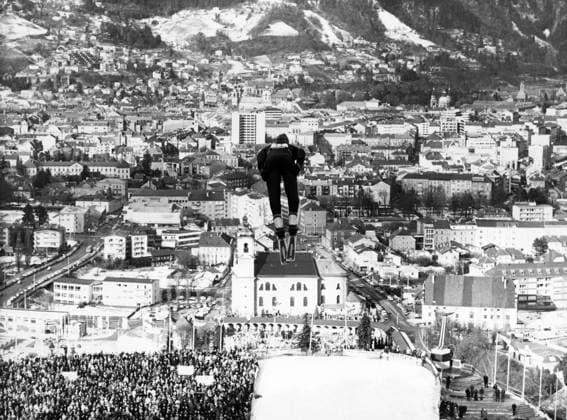 Olympische Winterspiele 1976 Original-Bildunterschrift: Olympische Winterspiele 1976 - Skispringen von der Olympiaschanze am Berg Isel mit Blick auf die Wiltener Basilika in Innsbruck, Österreich 1976., Tirol Copyright: Kindermann Nur redaktionelle Nutzung. Editorial usage only. KIN_7402000857 UnitedArchivesKIN_7402000857
