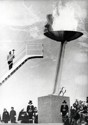 Olympische Winterspiele 1976 Original-Bildunterschrift: Olympische Winterspiele 1976 - Die Eröffnung der XII. Olympischen Winterspiele - Vom 4. bis 15. Februar 1976 brennt die Olympische Flamme in Innsbruck, Österreich 1976., Tirol Copyright: Kindermann Nur redaktionelle Nutzung. Editorial usage only. KIN_7402000859 UnitedArchivesKIN_7402000859
