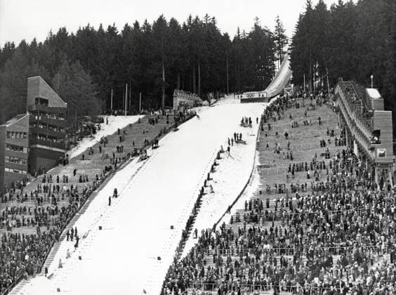Archivbilder der Woche Sport KW19 Olympische Winterspiele 1976 Original-Bildunterschrift: Olympische Winterspiele 1976 - Skispringen von der Olympiaschanze am Berg Isel in Innsbruck, Österreich 1976., Tirol Copyright: Kindermann Nur redaktionelle Nutzung. Editorial usage only. KIN_7402000875 UnitedArchivesKIN_7402000875