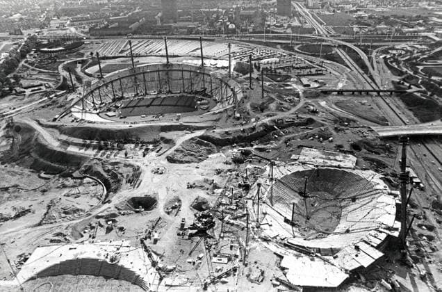 Archivbilder der Woche Sport KW19 Olympia 72 - Ein Jahr vor Beginn der Spiele Original-Bildunterschrift: Olympia 72 - Ein Jahr vor Beginn der Spiele, hier das große und kleinere Sportstadion, den Fortschritt der Bauarbeiten erkennt man gut vom Fernsehturm aus, München, Deutschland 1971., Bayern Copyright: Kindermann Nur redaktionelle Nutzung. Editorial usage only. KIN_7402000883 UnitedArchivesKIN_7402000883