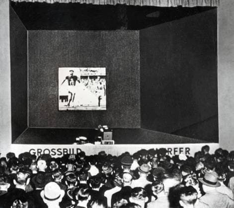 Archivbilder der Woche Sport KW19 Fernsehübertragung Berlin 1936 Zuschauer sehen eine Fernsehübertragung bei den Olympischen Sommerspielen in Berlin, Deutschland 1936., Berlin Copyright: Kindermann Nur redaktionelle Nutzung. Editorial usage only. KIN_7402000896 UnitedArchivesKIN_7402000896