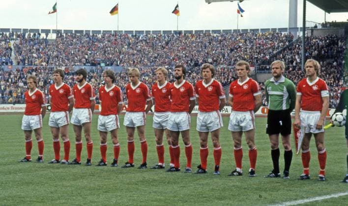 Archivbilder der Woche Sport KW19 02.05.81 DFB-Pokal Finale Eintracht Frankfurt - 1. FC Kaiserslautern Deutschland, Stuttgart, 02.05.1981, Fussball, DFB-Pokal, Finale, Eintracht Frankfurt - 1. FC Kaiserslautern (3:1): Team Mannschaft 1. FC Kaiserslautern v.l. Erhard Hofeditz, Wolfgang Wolf, Friedhelm Funkel, Werner Melzer, Hannes Bongartz, Benny Wendt, Michael Dusek, Rainer Geye, Hans-Peter Briegel, Ronnie Hellström, Hans-Günter Neues. *** 02 05 81 DFB Pokal Final Eintracht Frankfurt 1 FC Kaiserslautern Germany, Stuttgart, 02 05 1981, Football, DFB Pokal, Final, Eintracht Frankfurt 1 FC Kaiserslautern 3 1 Team Team 1 FC Kaiserslautern f l Erhard Hofeditz, Wolfgang Wolf, Friedhelm Funkel, Werner Melzer, Hannes Bongartz, Benny Wendt, Michael Dusek, Rainer Geye, Hans Peter Briegel, Ronnie Hellström, Hans Günter Neues