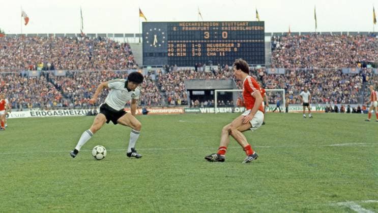 02.05.81 DFB-Pokal Finale Eintracht Frankfurt - 1. FC Kaiserslautern Deutschland, Stuttgart, 02.05.1981, Fussball, DFB-Pokal, Finale, Eintracht Frankfurt - 1. FC Kaiserslautern (3:1): li. Bum-Kun Cha (Eintracht Frankfurt). *** 02 05 81 DFB Pokal Final Eintracht Frankfurt 1 FC Kaiserslautern Germany, Stuttgart, 02 05 1981, Football, DFB Pokal, Final, Eintracht Frankfurt 1 FC Kaiserslautern 3 1 li Bum Kun Cha Eintracht Frankfurt