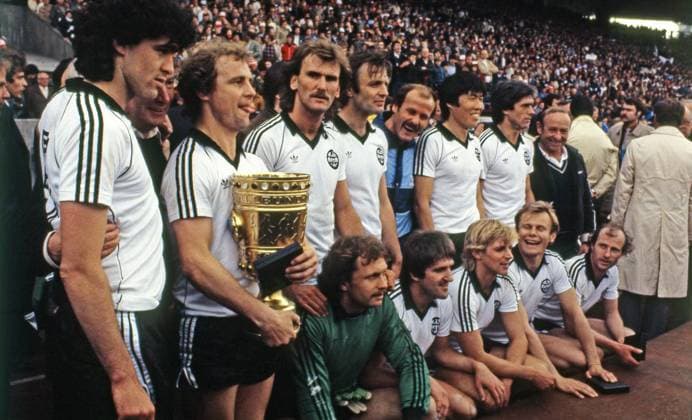 Archivbilder der Woche Sport KW19 02.05.81 DFB-Pokal Finale Eintracht Frankfurt - 1. FC Kaiserslautern Deutschland, Stuttgart, 02.05.1981, Fussball, DFB-Pokal, Finale, Eintracht Frankfurt - 1. FC Kaiserslautern (3:1): Team Siegermannschaft Eintracht Frankfurt Obere Reihe v.l. Bruno Pezzey, x, Bernd Hölzenbein mit dem DFB-Pokal Trophäe, Ronny Borchers, Charly Körbel, Ulrich Meyer (Co-Trainer), Bum-Kun Cha, Werner Lorant, x Untere Reihe v.l. Jürgen Pahl, Bernd Nickel, Norbert Nachtweih, Michael Sziedat, Willi Neuberger. *** 02 05 81 DFB Cup Final Eintracht Frankfurt 1 FC Kaiserslautern Germany, Stuttgart, 02 05 1981, Football, DFB Cup, Final, Eintracht Frankfurt 1 FC Kaiserslautern 3 1 Team winning team Eintracht Frankfurt Top row v l Bruno Pezzey, x, Bernd Hölzenbein with the DFB Cup trophy, Ronny Borchers, Charly Körbel, Ulrich Meyer Co Trainer , Bum Kun Cha, Werner Lorant, x Bottom row v l Jürgen Pahl, Bernd Nickel, Norbert Nachtweih, Michael Sziedat, Willi Neuberger