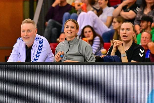 DVV Play Off 03 Allianz MTV Stuttgart SC Potsdam DVV, play off, game 3, DM, volleyball, women, season 2022 23, Allianz MTV Stuttgart in blue , against SC Potsdam in red , joy at coach Tore Aleksandersen, sports director Kim Rekema and the injured Laura Kuenzler, from left, Copyright: xBEAUTIFULxSPORTS TomxBlochx