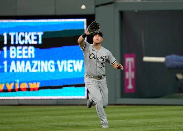 MAY 10, 2023: Chicago White Sox Gavin Sheets (32) makes a catch in right field at Kauffman Stadium Kansas City, Missouri. CSM. Kansas City United States - ZUMAc04_ 20230510_zaf_c04_084 Copyright: xJonxRobichaudx