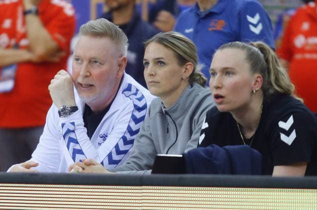 Stuttgart , Bundesliga Volleyball Play off Final Game 3 , Allianz MTV Stuttgart vs SC Potsdam , from left Tore Aleksandersen Kim Renkema Laura Künzler Stuttgart