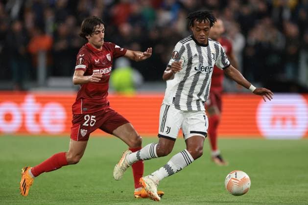 Turin, Italy, 11th May 2023. Juan Cuadrado of Juventus is pursued by Bryan Gil of Sevilla during the UEFA Europa League match at Allianz Stadium, Turin. Picture credit should read: Jonathan Moscrop Sportimage EDITORIAL USE ONLY. No use with unauthorised audio, video, data, fixture lists, club league logos or live services. Online in-match use limited to 120 images, no video emulation. No use in betting, games or single club league player publications. SPI-2435-0024