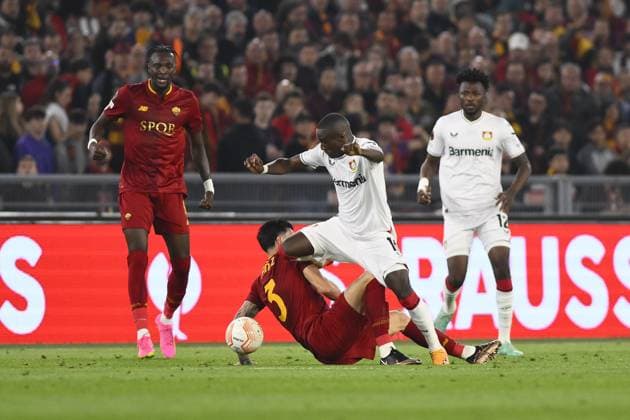 football Europa League match - Semifinal - AS Roma vs Bayer 04 Leverkusen Moussa Diaby of Bayer 04 Leverkusen and Roger Ibanez of A.S. Roma during the first leg of the Semi-final of the UEFA Europa League between A.S. Roma vs Bayer 04 Leverkusen on May 11, 2023 at the Stadio Olimpico in Rome. Rome Olimpico stadium Italy Copyright: xDomenicoxCippitellix xLiveMediax LPS_935260