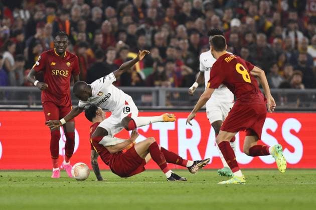 football Europa League match - Semifinal - AS Roma vs Bayer 04 Leverkusen Moussa Diaby of Bayer 04 Leverkusen and Roger Ibanez of A.S. Roma during the first leg of the Semi-final of the UEFA Europa League between A.S. Roma vs Bayer 04 Leverkusen on May 11, 2023 at the Stadio Olimpico in Rome. Rome Olimpico stadium Italy Copyright: xDomenicoxCippitellix xLiveMediax LPS_935262