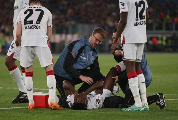 - AS Roma v Bayer 04 Leverkusen, UEFA Europa League, Semi finals, 1st leg, Stadio Olimpico, Rome, Italy. - 11th May 2023 Odilon Kossounou of Bayer Leverkusen goes down injured holding his hamstring and is substituted off. - AS Roma v Bayer 04 Leverkusen, UEFA Europa League, Semi finals, 1st leg, Stadio Olimpico, Rome, Italy. - 11th May 2023. Rome Stadio Olimpico Italy Copyright: xDanxWeirx CP_AS_Roma_Bayer_Leverkusen_11