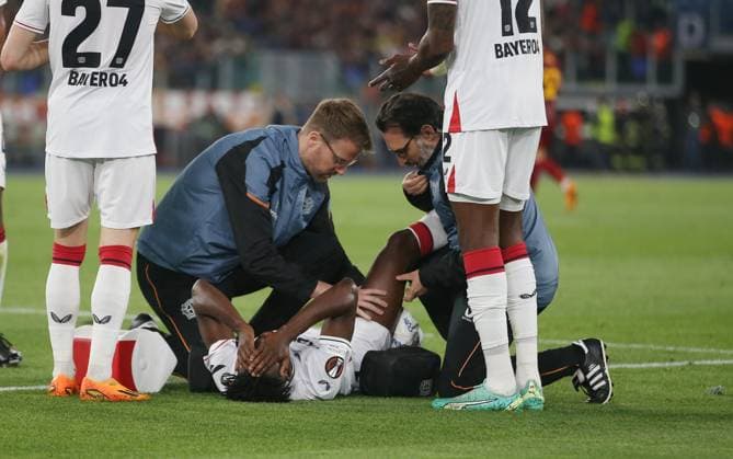 - AS Roma v Bayer 04 Leverkusen, UEFA Europa League, Semi finals, 1st leg, Stadio Olimpico, Rome, Italy. - 11th May 2023 Odilon Kossounou of Bayer Leverkusen goes down injured holding his hamstring and is substituted off. - AS Roma v Bayer 04 Leverkusen, UEFA Europa League, Semi finals, 1st leg, Stadio Olimpico, Rome, Italy. - 11th May 2023. Rome Stadio Olimpico Italy Copyright: xDanxWeirx CP_AS_Roma_Bayer_Leverkusen_12