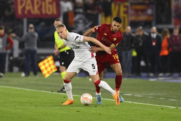 football Europa League match - Semifinal - AS Roma vs Bayer 04 Leverkusen Mitchel Bakker of Bayer 04 Leverkusen and Mehmet Celik of A.S. Roma during the first leg of the Semi-final of the UEFA Europa League between A.S. Roma vs Bayer 04 Leverkusen on May 11, 2023 at the Stadio Olimpico in Rome. Rome Olimpico stadium Italy Copyright: xDomenicoxCippitellix xLiveMediax LPS_935269