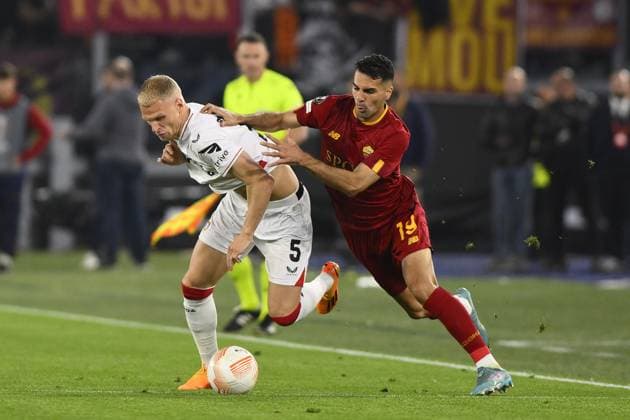 football Europa League match - Semifinal - AS Roma vs Bayer 04 Leverkusen Mitchel Bakker of Bayer 04 Leverkusen and Mehmet Celik of A.S. Roma during the first leg of the Semi-final of the UEFA Europa League between A.S. Roma vs Bayer 04 Leverkusen on May 11, 2023 at the Stadio Olimpico in Rome. Rome Olimpico stadium Italy Copyright: xDomenicoxCippitellix xLiveMediax LPS_935271