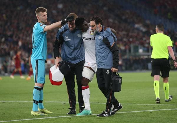 - AS Roma v Bayer 04 Leverkusen, UEFA Europa League, Semi finals, 1st leg, Stadio Olimpico, Rome, Italy. - 11th May 2023 Odilon Kossounou of Bayer Leverkusen goes down injured holding his hamstring and is substituted off. - AS Roma v Bayer 04 Leverkusen, UEFA Europa League, Semi finals, 1st leg, Stadio Olimpico, Rome, Italy. - 11th May 2023. Rome Stadio Olimpico Italy Copyright: xDanxWeirx CP_AS_Roma_Bayer_Leverkusen_13