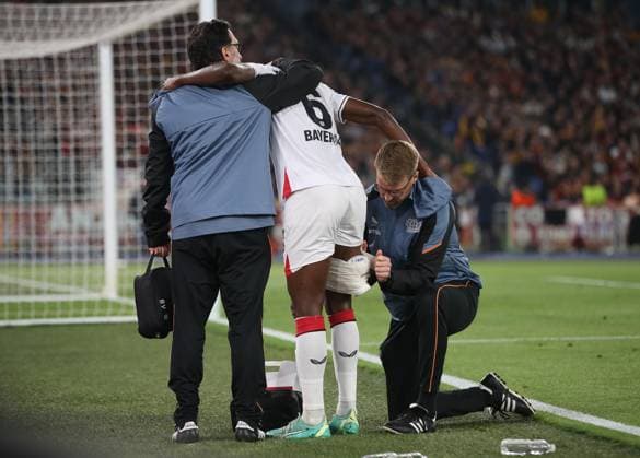 - AS Roma v Bayer 04 Leverkusen, UEFA Europa League, Semi finals, 1st leg, Stadio Olimpico, Rome, Italy. - 11th May 2023 Odilon Kossounou of Bayer Leverkusen goes down injured holding his hamstring and is substituted off. - AS Roma v Bayer 04 Leverkusen, UEFA Europa League, Semi finals, 1st leg, Stadio Olimpico, Rome, Italy. - 11th May 2023. Rome Stadio Olimpico Italy Copyright: xDanxWeirx CP_AS_Roma_Bayer_Leverkusen_15