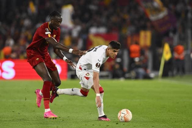 football Europa League match - Semifinal - AS Roma vs Bayer 04 Leverkusen Tammy Abraham of A.S. Roma and Piero Hincapie of Bayer 04 Leverkusen during the first leg of the Semi-final of the UEFA Europa League between A.S. Roma vs Bayer 04 Leverkusen on May 11, 2023 at the Stadio Olimpico in Rome. Rome Olimpico stadium Italy Copyright: xDomenicoxCippitellix xLiveMediax LPS_935284