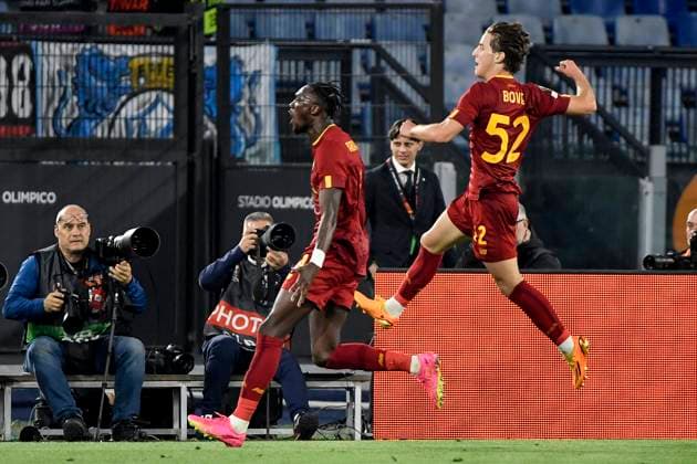 Sport Bilder des Tages Edoardo Bove of AS Roma (r) celebrates with Tammy Abraham after scoring the goal of 1-0 during the Europa League football match between AS Roma and Bayer Leverkusen at Olimpico stadium in Rome (Italy), May 11th, 2023. andreaxstaccioli