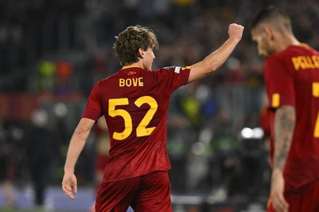 football Europa League match - Semifinal - AS Roma vs Bayer 04 Leverkusen Edoardo Bove of A.S. Roma celebrates after scoring the 1-0 during the first leg of the Semi-final of the UEFA Europa League between A.S. Roma vs Bayer 04 Leverkusen on May 11, 2023 at the Stadio Olimpico in Rome. Rome Olimpico stadium Italy Copyright: xDomenicoxCippitellix xLiveMediax LPS_935350
