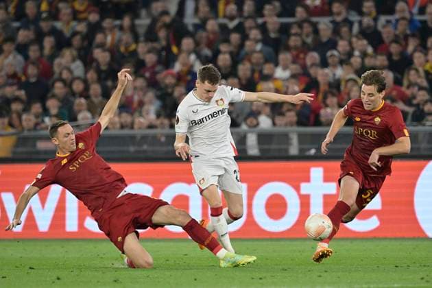 Foto Fabrizio Corradetti LaPresse 11 Maggio 2023 - Roma, Italia - calcio - Roma vs Bayer Leverkusen - Uefa Europa League 2022 2023 - Stadio Olimpico. Nella foto: Florian Wirtz (Leverkusen) Edoardo Bove (AS Roma) Foto Fabrizio Corradetti LaPresse May 11, 2023 Rome, Italy - sport, soccer - Roma vs Bayer Leverkusen - Uefa Europe League 2022 2023 - Olimpic Stadium. In the pic:  Copyright: xFabrizioxCorradetti LaPressex
