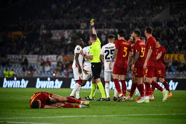 Sport Bilder des Tages May 11, 2023, Rome: Roma and Bayer players protest with the referee Michael Oliver (L) during the Europa League semi-final first leg soccer match between AS Roma and Bayer Leverkusen at the Olimpico stadium in Rome, Italy, 11 May 2023. ANSA RICCARDO ANTIMIANI Rome - ZUMAa110 20230511_zaf_a110_174 Copyright: xRiccardoxAntimianix