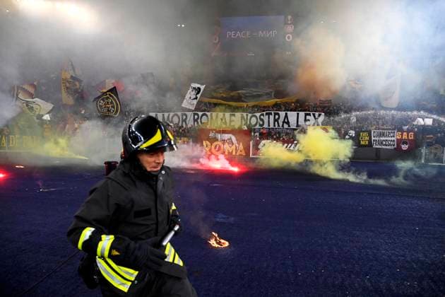 Sport Bilder des Tages May 11, 2023, Rome: Flairs thrown on the pitch by supporters of Roma during the Europa League semi-final first leg soccer match between AS Roma and Bayer Leverkusen at the Olimpico stadium in Rome, Italy, 11 May 2023. ANSA RICCARDO ANTIMIANI Soccer: Europa League; Roma vs Bayer Leverkusen  - ZUMAa110 20230511_zaf_a110_172 Copyright: xRiccardoxAntimianix